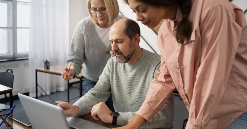 Personas de diferentes edades aprendiendo al ordenador